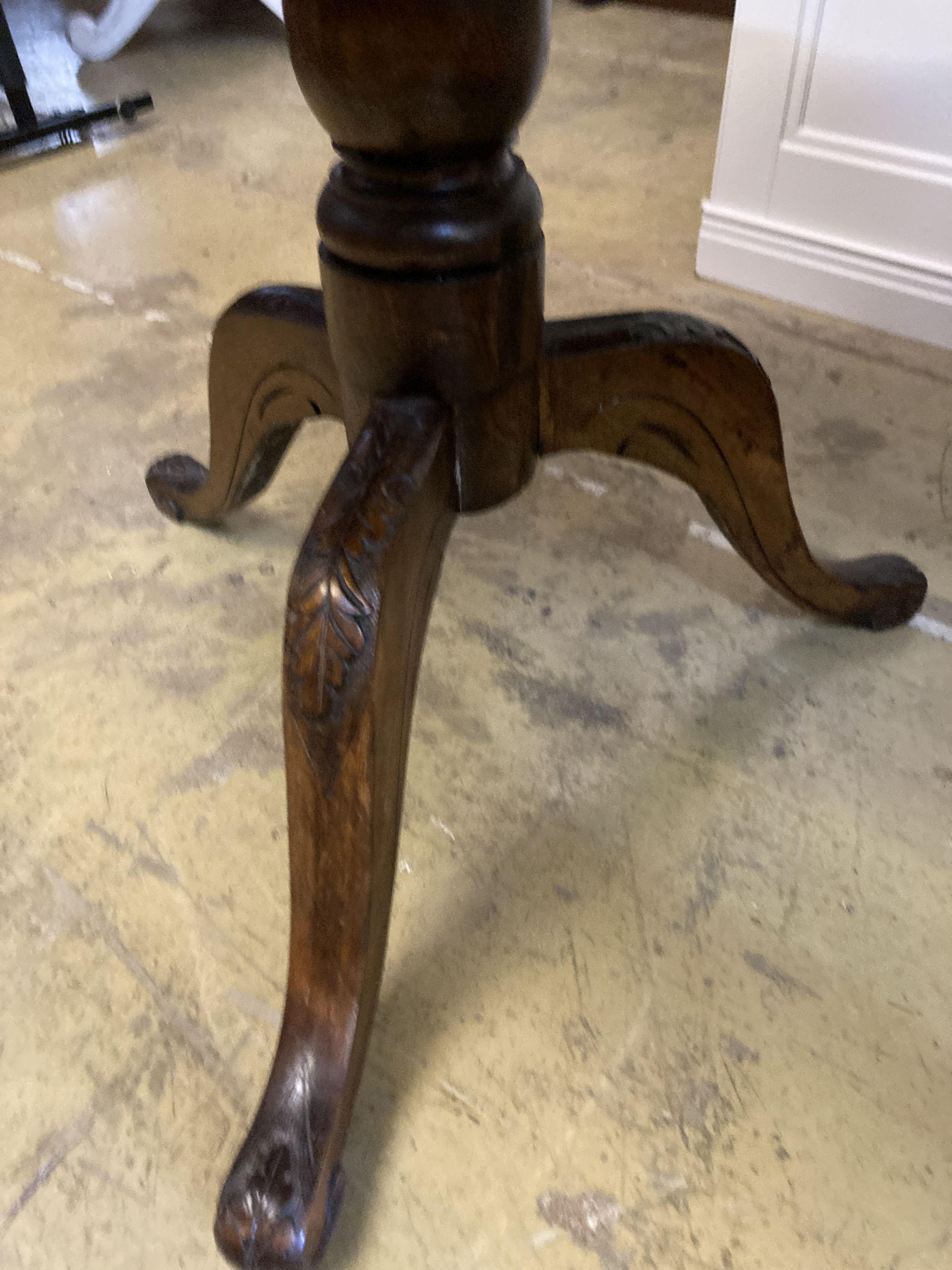 A Victorian oval mahogany tilt top loo table, width 105cm, depth 82cm, height 72cm